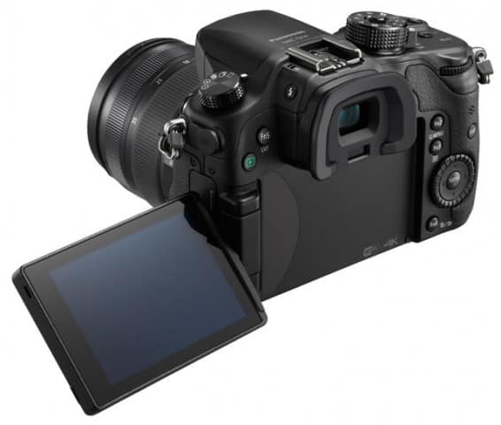 pana_gh4_back_monitor_open