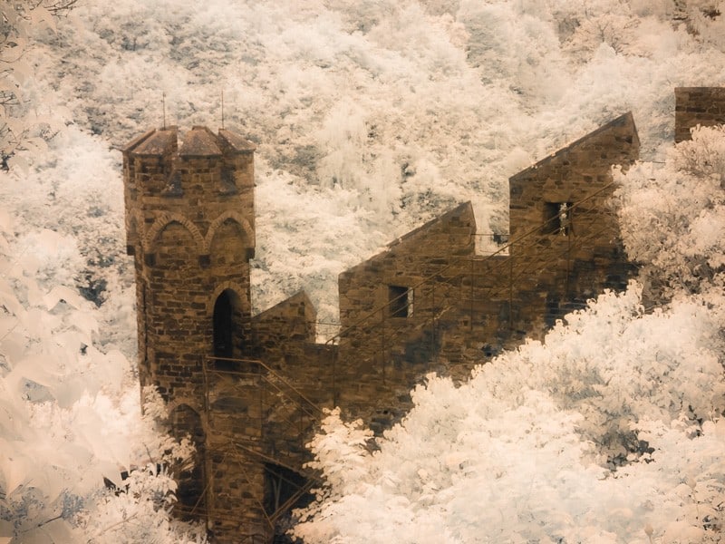 Turm und Mauer der Burg Sooneck liegen wie in Watte getaucht und heben sich kontratsreich ab.