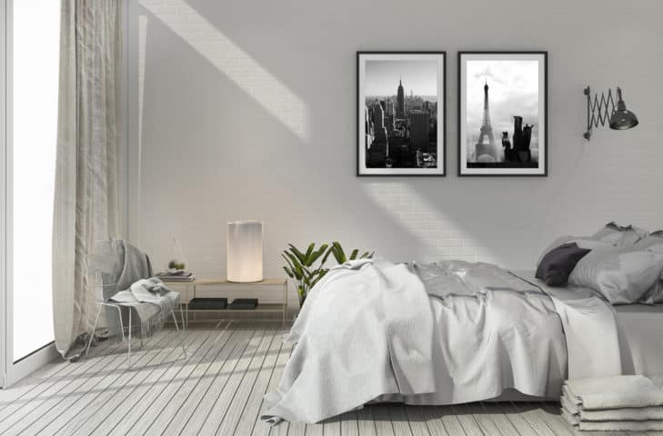 Schlafzimmer mit 2 Bildern