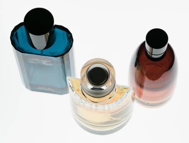 Drei Parfum-Flakons auf einer Leuchtplatte.