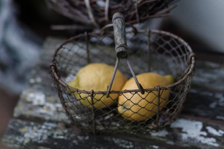 Zwei Zitronen in einem alten Korb.