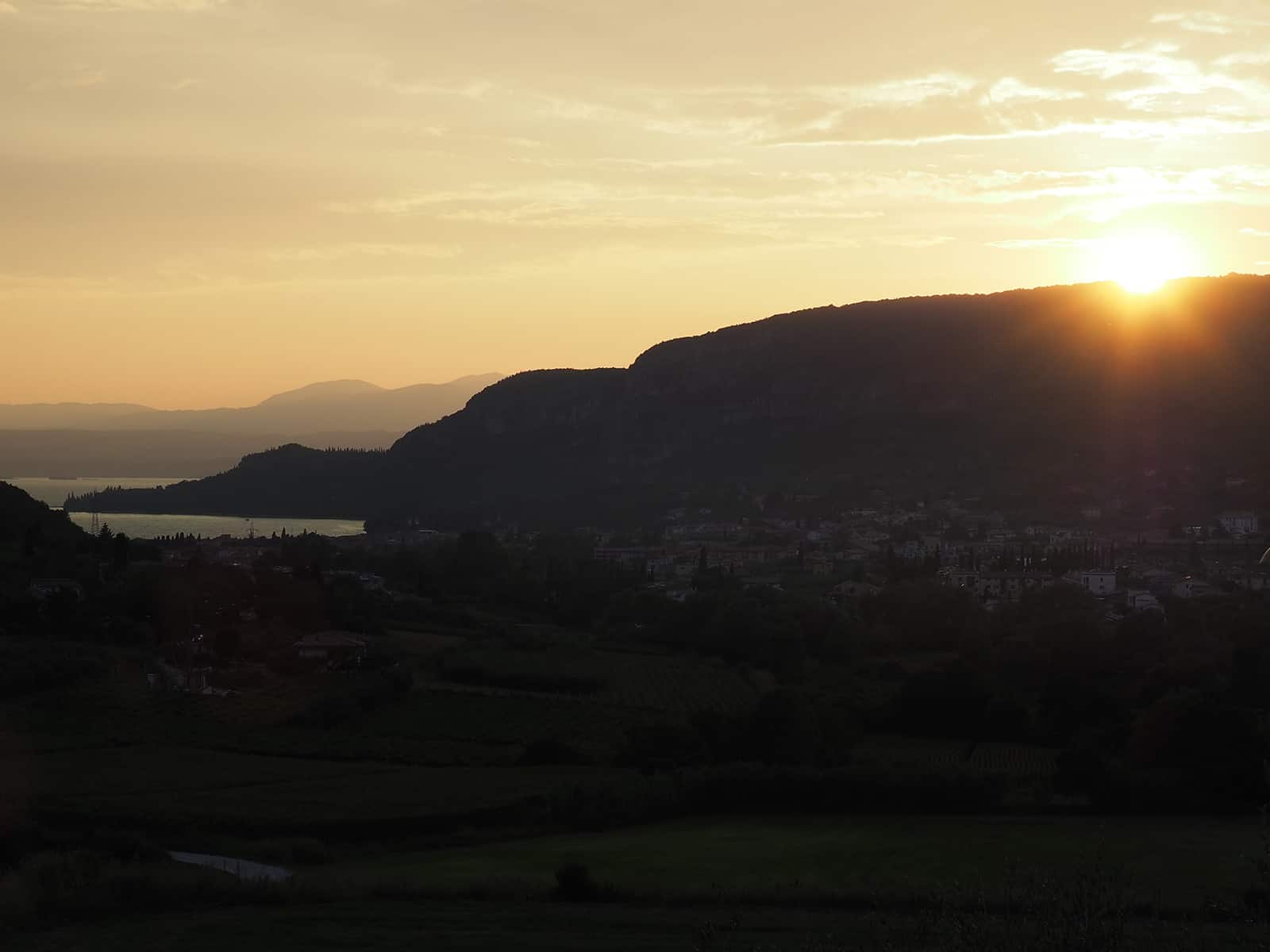 Sonnenuntergang am Gardasee. Olympus OM-D E-M10 Mark III in der Praxis.